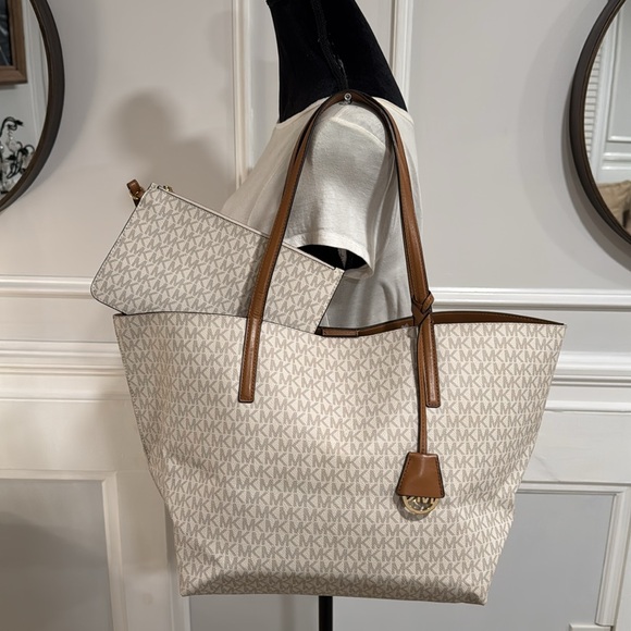 Michael Kors Bag Large Jet Set Signature Travel Tote with Wristlet Set Bag EUC - Picture 11 of 16